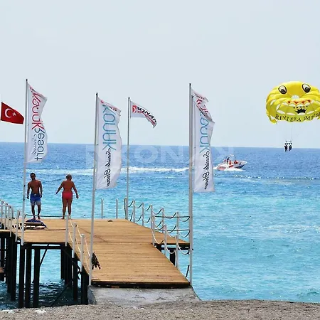아파트 Luxury Apt In Konak Seaside Homes With A Sea Front View And A Private Beach